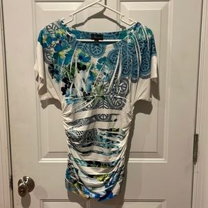 Sz medium (fits more like an xs/small).  Cinched waist, wide neck. Very soft.